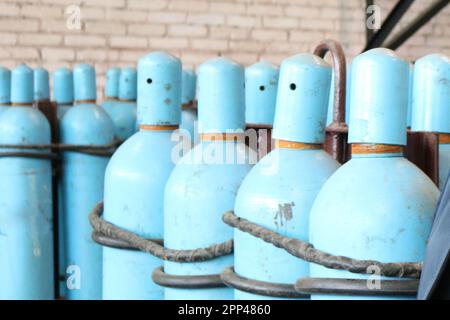 Grandi bombole di gas blu in metallo ferroso con ossigeno, aria, elio sotto pressione interna eccessiva per immagazzinare compressi, liquefatti e disciolti sotto pressione Foto Stock