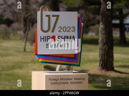 Karuizawa, Giappone. 17th Apr, 2023. Il logo con l'iscrizione 'G7 2023 Hiroshima Summit' si trova nel parco alla riunione dei ministri degli Esteri dei G7 Paesi. Credit: Soeren Stache/dpa/Alamy Live News Foto Stock