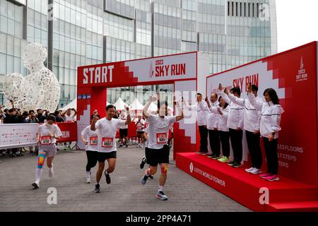 Seul, Corea del Sud. 22nd Apr, 2023. I corridori iniziano durante il Lotte World Tower Sky Run 2023 a Seoul, Corea del Sud, il 22 aprile 2023. Credit: Wang Yiliang/Xinhua/Alamy Live News Foto Stock