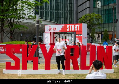 Seul, Corea del Sud. 22nd Apr, 2023. Un corridore posa per le foto prima del Lotte World Tower Sky Run 2023 a Seoul, Corea del Sud, 22 aprile 2023. Credit: Wang Yiliang/Xinhua/Alamy Live News Foto Stock