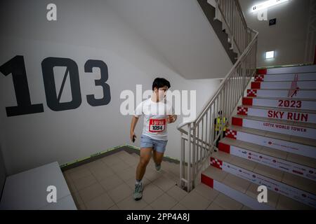 Seul, Corea del Sud. 22nd Apr, 2023. Un corridore gareggia durante il Lotte World Tower Sky Run 2023 a Seoul, Corea del Sud, il 22 aprile 2023. Credit: Wang Yiliang/Xinhua/Alamy Live News Foto Stock
