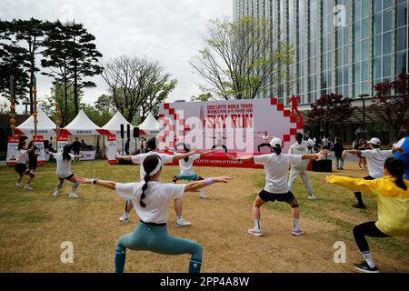 Seul, Corea del Sud. 22nd Apr, 2023. I secondi classificati si riscaldano prima del Lotte World Tower Sky Run 2023 a Seoul, Corea del Sud, 22 aprile 2023. Credit: Wang Yiliang/Xinhua/Alamy Live News Foto Stock
