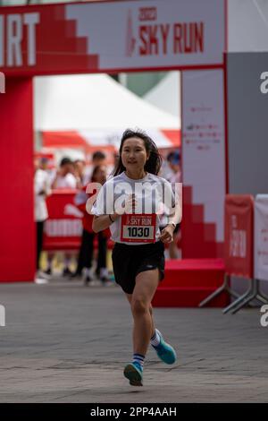 Seul, Corea del Sud. 22nd Apr, 2023. Un corridore inizia durante il Lotte World Tower Sky Run 2023 a Seoul, Corea del Sud, il 22 aprile 2023. Credit: Wang Yiliang/Xinhua/Alamy Live News Foto Stock