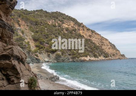 Begur, Spagna - 16 aprile 2023: Bella baia Platja fonda in costa Brava spagnola circondata da colline e naturže Foto Stock