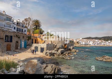 Girona, Spagna - 16 aprile 2023: Persone sulla spiaggia di Calella de Palafrugell villaggio di pescatori in Costa Brava Foto Stock