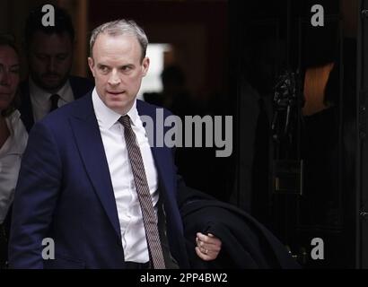 Foto del file datata 18/04/23 dell'ex vice primo ministro Dominic Raab lascia 10 Downing Street, Londra, dopo una riunione del Gabinetto. Il segretario generale della FDA ha detto che Dominic Raab sta creando un precedente 'pericoloso' accusando i funzionari pubblici coinvolti nella sua indagine di prepotenza di agire per motivi politici, e ha invitato il primo ministro Rishi Sunak a 'intervenire'. Parlando dell'ex vice primo ministro, Dave Penman ha detto a Times radio: 'Anche se era felice per un KC - che era Adam Tolley - di indagare, non gli piace il risultato, e ora sta disperatamente cercando di resc Foto Stock