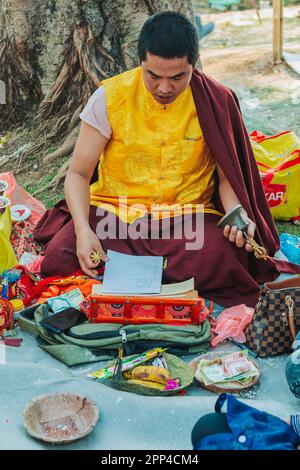 kathmandu, Nepal - 20 aprile 2023 : sacerdote buddista che esegue rituali durante la celebrazione della festa della madre a Matatirtha, Kathmandu. Foto Stock