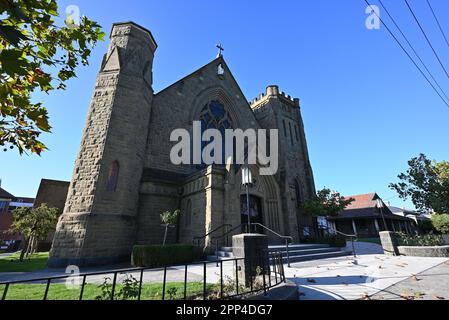 Vista sulla parte anteriore della chiesa cattolica di Santa Maria in stile gotico durante un pomeriggio di sole d'autunno Foto Stock