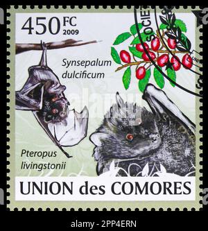 MOSCA, RUSSIA - 12 LUGLIO 2022: Francobollo stampato nelle Comore mostra Livingstones Fruit Bat (Pteropus livingstonii), Miracle Fruit (Synsepalum dulci Foto Stock