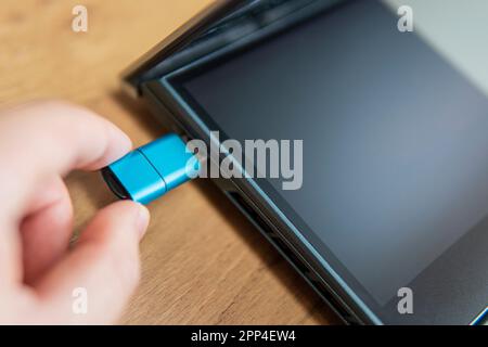 Inserire manualmente l'unità flash USB nel computer portatile. trasmissione dei dati Foto Stock