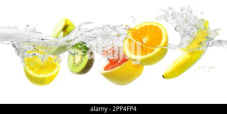 La frutta mescolata spruzzi in acqua pulita su fondo bianco Foto Stock