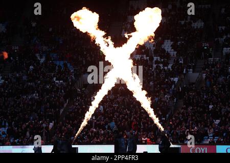 Una visione generale dello spettacolo di fuochi d'artificio davanti alla partita durante la partita di calcio di West Ham United contro KAA Gent, UEFA Europa Conference League, Quarter-F. Foto Stock