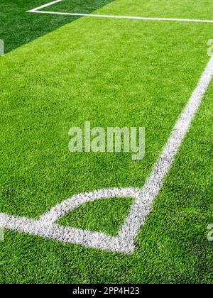 Campo da calcio, lato angolo, realizzato in prato sintetico, fuoco selettivo Foto Stock