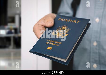 passaporto in mano con sfondo bokeh, jorney e concetto di viaggio. Controllo del passaporto al confine. Un uomo troverà un passaporto per ottenere un visto Foto Stock