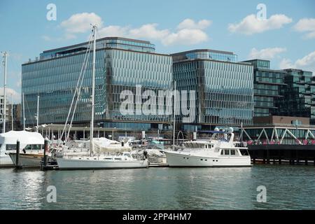 Barche ed edifici nell'area recentemente ristrutturata del fronte del Southwest Waterfront di Washington, DC Foto Stock