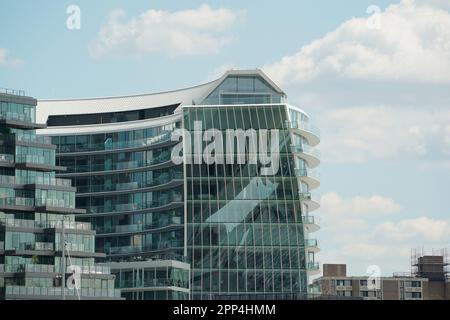 Barche ed edifici nell'area recentemente ristrutturata del fronte del Southwest Waterfront di Washington, DC Foto Stock