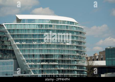 Barche ed edifici nell'area recentemente ristrutturata del fronte del Southwest Waterfront di Washington, DC Foto Stock