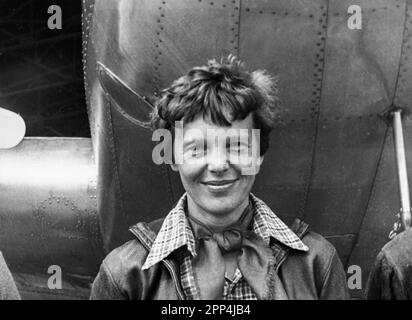 Amelia Earhart in piedi sotto il naso del suo Lockheed modello 10-e Electra. Stampa in argento gelatina, 1937. Fotografia di Underwood & Underwood. Località: Cali Foto Stock