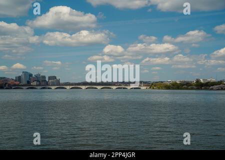 vista di georgetown da una crociera sul fiume potomac washignton dc su un idrotaxi fluviale Foto Stock