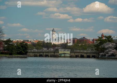 vista di georgetown da una crociera sul fiume potomac washignton dc su un idrotaxi fluviale Foto Stock