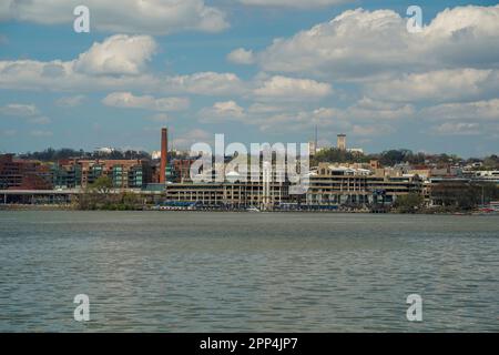 vista di georgetown da una crociera sul fiume potomac washignton dc su un idrotaxi fluviale Foto Stock