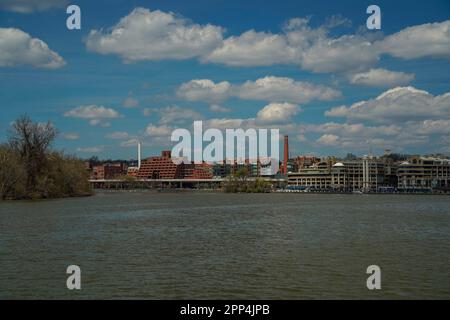 vista di georgetown da una crociera sul fiume potomac washignton dc su un idrotaxi fluviale Foto Stock