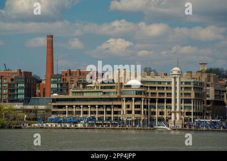 vista di georgetown da una crociera sul fiume potomac washignton dc su un idrotaxi fluviale Foto Stock