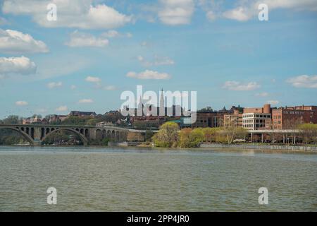 vista di georgetown da una crociera sul fiume potomac washignton dc su un idrotaxi fluviale Foto Stock