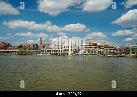 vista di georgetown da una crociera sul fiume potomac washignton dc su un idrotaxi fluviale Foto Stock