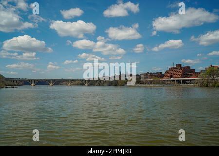 vista di georgetown da una crociera sul fiume potomac washignton dc su un idrotaxi fluviale Foto Stock