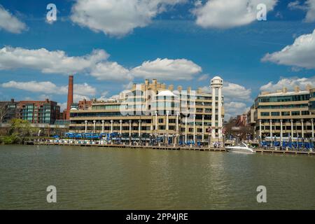 vista di georgetown da una crociera sul fiume potomac washignton dc su un idrotaxi fluviale Foto Stock