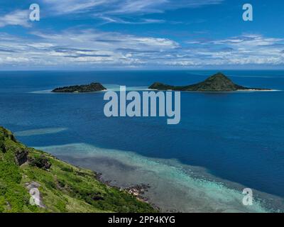 Vista aerea di una lussureggiante isola che mostra l'elving tropicale nello stretto di Torres, Murray Island, QLD Foto Stock