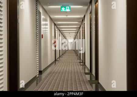 Vista sul lungo corridoio dell'hotel, molte porte su entrambi i lati. Foto Stock