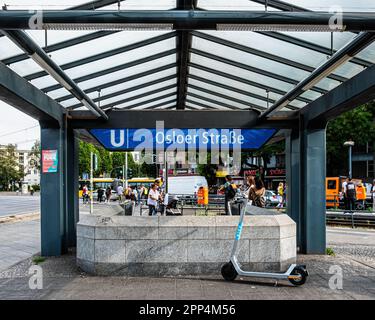 U Osloer Strasse, ingresso alla stazione della metropolitana U-bahn, Gesundbrunnen-Mitte, Berlino Foto Stock