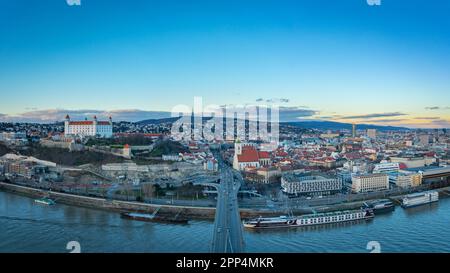 Bratislava in Slovacchia. Panorama della città dall'alto durante l'inverno e la primavera. Foto Stock