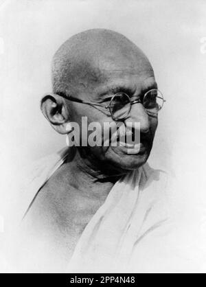 Mohandas K. Gandhi, ritratto, alla sua residenza a Delhi il suo 77th° compleanno. 2nd ottobre 1946 Foto Stock