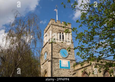 La torre della chiesa, la meridiana e l'orologio di Santa Maria la Vergine Putney, Londra, Inghilterra, Regno Unito Foto Stock