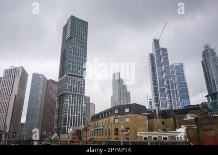 Un alto sviluppo che si innalza intorno alla stazione ferroviaria di Vauxhall, Vauxhall, Londra, Inghilterra, Regno Unito Foto Stock