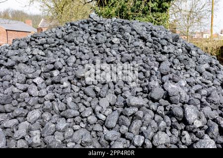 un mucchio di carbone duro di fronte alla fabbrica, rifornimenti per l'inverno Foto Stock