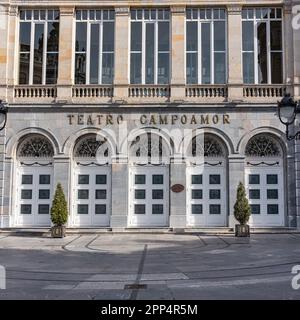 Oviedo, Spagna, 20 marzo 2023: Facciata principale del famoso teatro Campoamor dove vengono premiati i premi della principessa delle Asturie. Foto Stock