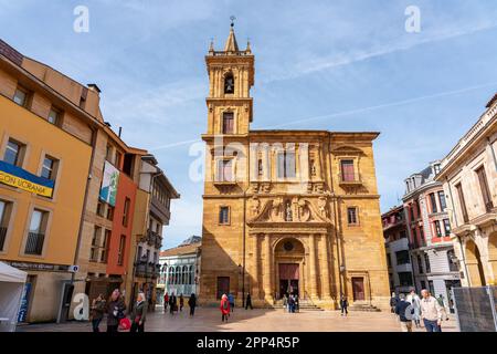 Oviedo, Spagna, 20 marzo 2023: Piazza del Municipio della città monumentale di Oviedo in Spagna. Foto Stock