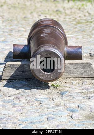 Cannone in ghisa presso la porta Holstentor o Holsten, monumento storico e attrazione turistica nella città vecchia di Lubecca, Germania, spazio copia, selezionato Foto Stock