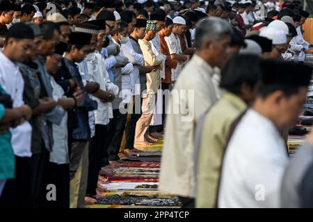Giacarta, Indonesia. 22nd Apr, 2023. La gente offre preghiere di Eid al-Fitr al Menteng Park a Giacarta, Indonesia, il 22 aprile 2023. Credit: Agung Kuncahya B./Xinhua/Alamy Live News Foto Stock
