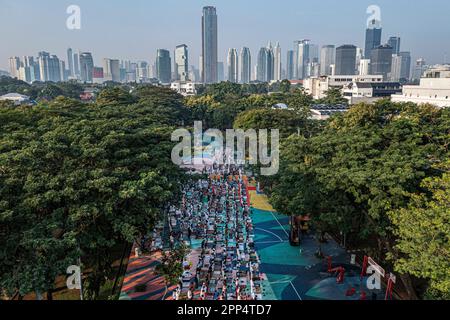 Giacarta. 22nd Apr, 2023. Questa foto aerea scattata il 22 aprile 2023 mostra le persone che offrono preghiere di Eid al-Fitr al Menteng Park a Giacarta, Indonesia. Credit: Jefri Tarigan/Xinhua/Alamy Live News Foto Stock