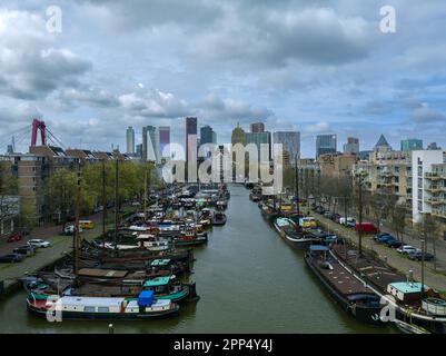 Arial paesaggio urbano circa il centro di Rotterdam Olanda. Contiene anche navi, grattacieli e le iconiche case cubiche. Foto Stock
