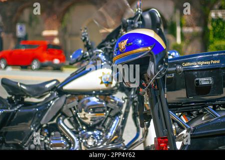 Tuffati in questa splendida foto di due motociclette CHP per strada, utilizzando magistralmente l'effetto bokeh per mostrare l'iconico casco CHP mentre blu Foto Stock