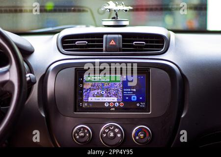 Trasforma il tuo 2015 Kia Soul con un sistema stereo JVC all'avanguardia e l'integrazione Android Auto, che offre navigazione e musica senza interruzioni Foto Stock