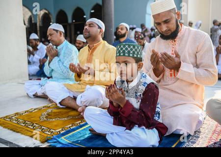 Un bambino prega il primo giorno di Eid al-Fitr, che segna la fine del santo mese del digiuno di Ramadan, presso la Moschea Nazionale del Bangladesh, Baitul Mukarram. Foto Stock