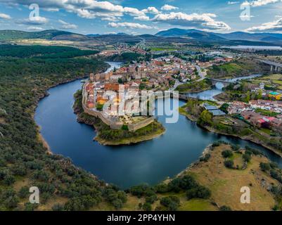 Veduta aerea di Buitrago del Lozoya, un villaggio storico ben conservato vicino Madrid, circondato dal fiume Lozoya, con la catena montuosa Guadarrama Foto Stock