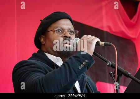 Londra, Regno Unito. 21 aprile 2023. Il poeta e romanziere nigeriano-britannico ben Okri si rivolge ad un raduno al di fuori del Parlamento, il giorno 1 di quattro giorni di protesta climatica Foto Stock